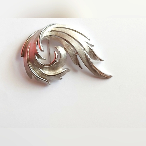 ❄️Crown Trifari Brooch Pin Silver Tone Brushed Polished Swirl Wave - Picture 2 of 5